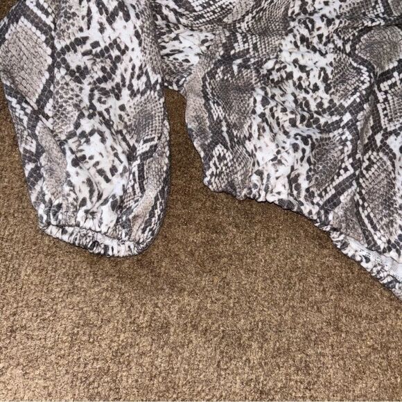 92. Altar'd State Cropped Snake Print Blouse Size Medium - Picture 2 of 3